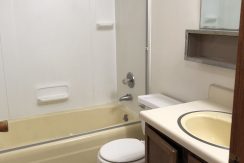 bathroom-2_109-prentiss_iowa-city_j-and-j-apartments