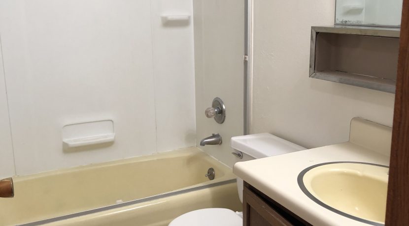bathroom-2_109-prentiss_iowa-city_j-and-j-apartments
