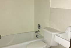 bathroom_1015-oakcrest-i_iowa-city_j-and-j-apartments