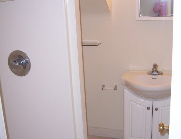 bathroom_911-washington-9_iowa-city_j-and-j-apartments