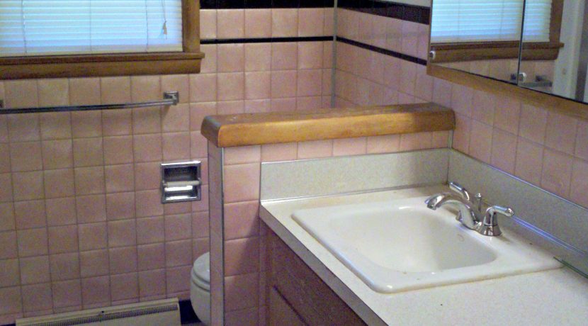 bathroom_10-montrose-avenue_iowa-city_j-and-j-apartments