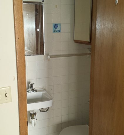 bathroom_634-south-johnson-street-2_iowa-city_j-and-j-apartments
