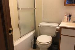 bathroom_624-clinton-1_iowa-city_j-and-j-apartments
