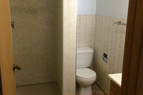 417-Kimball_bathroom2_iowa-city_j-and-j-apartments