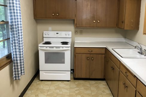 417-Kimball_kitchen_iowa-city_j-and-j-apartments