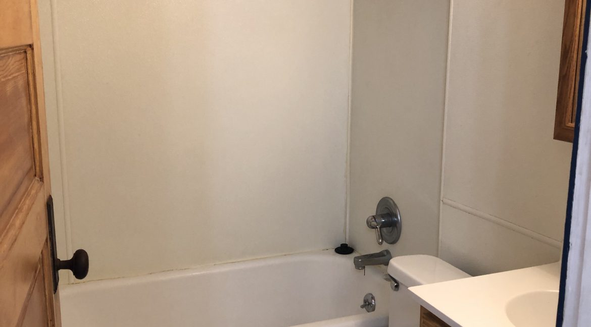 bathroom_516-college-4_iowa-city_j-and-j-apartments