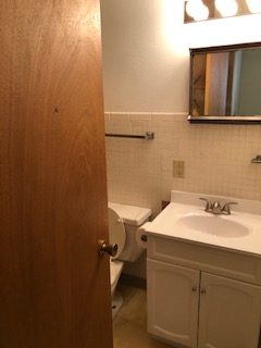 bathroom_620-johnson_iowa-city_j-and-j-apartments